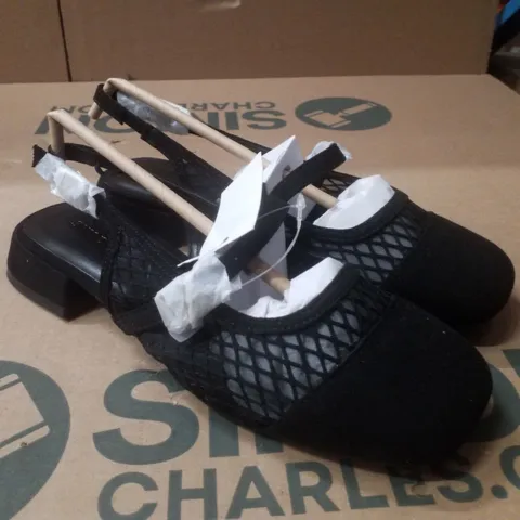 BOX CONTAINING APPROXIMATELY 9 PAIRS OF BRAND NEW SIMPLY BE BLACK JUPITER WIDE MESH SLINGBACK FLATS - SIZE 4