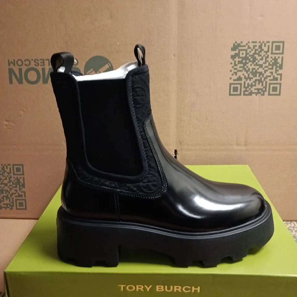 BOXED PAIR OF TORY BURCH T MONOGRAM LUG CHELSEA BOOTS – UK SIZE 5