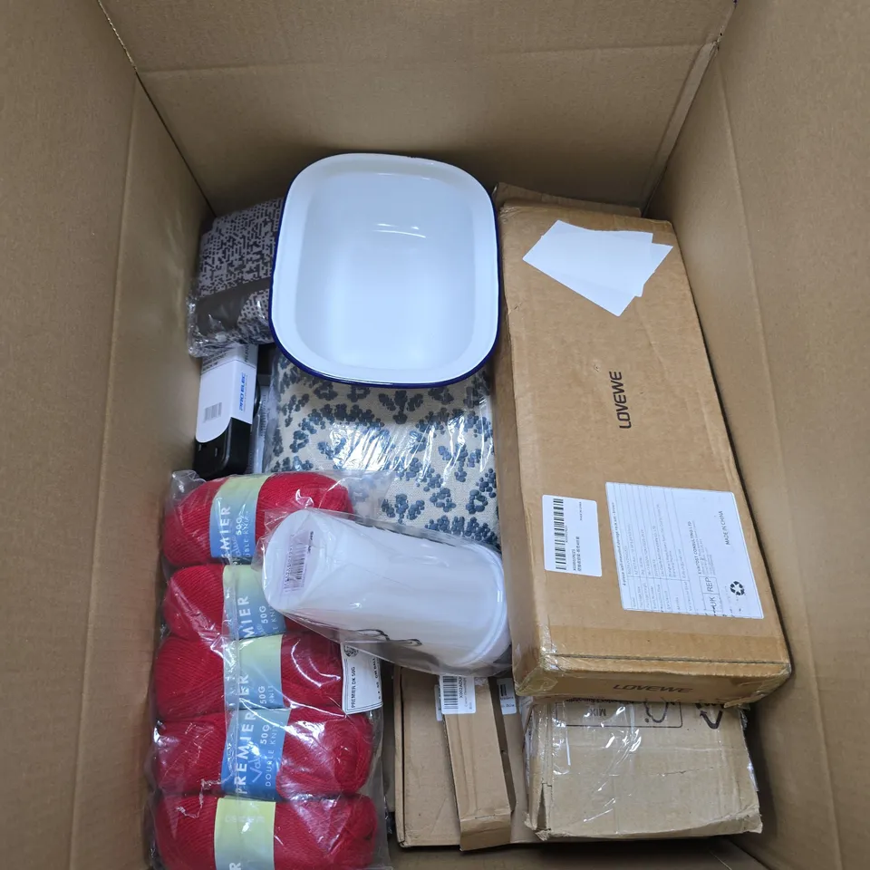 APPROXIMATELY 20 ASSORTED ITEMS INCLUDING SEEP ECO SPONGE SCOURERS, SOME BLINDS AND SOME KNITTING WOOL