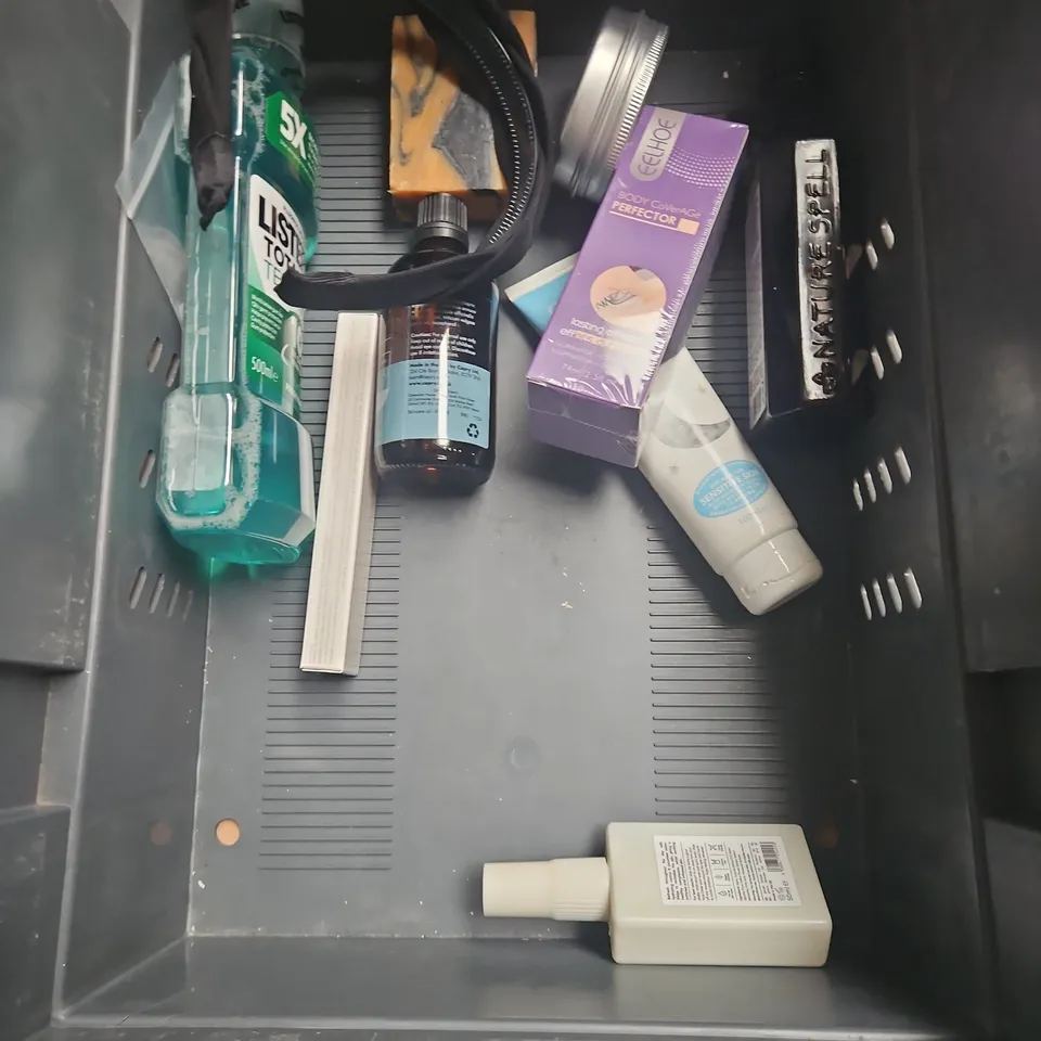APPROXIMATELY 20 ASSORTED HEALTH & BEAUTY PRODUCTS TO INCLUDE - L'OREAL ELVIVE NUTRI-GLOSS SHAMPOO - NYX PORE FILLER PRIMER - AUSSIE SHAMPOO - ETC