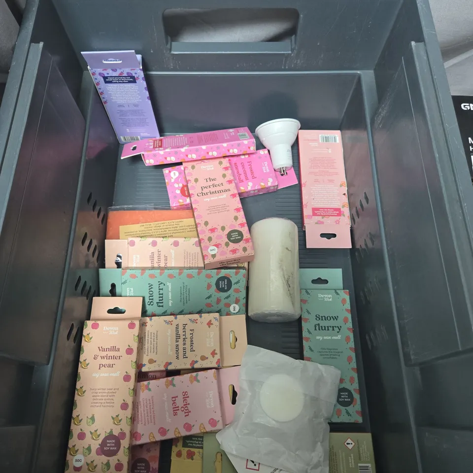 APPROXIMATELY 25 ASSORTED HOUSEHOLD ITEMS TO INCLUDE; CANDLES, WAX METLS HALOGEN BULB/S