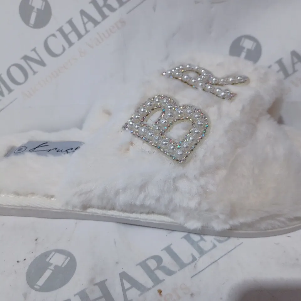 BOXED PAIR OF KRUSH BRIDAL SOFT SLIPPERS IN IVORY COLOUR SIZE M