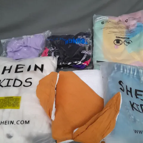 BOX OF APPROXIMATELY 35 ASSORTED KIDS CLOTHING ITEMS TO INCUDE - JEANS, CARDIGAN, HOODED TOWL, ETC