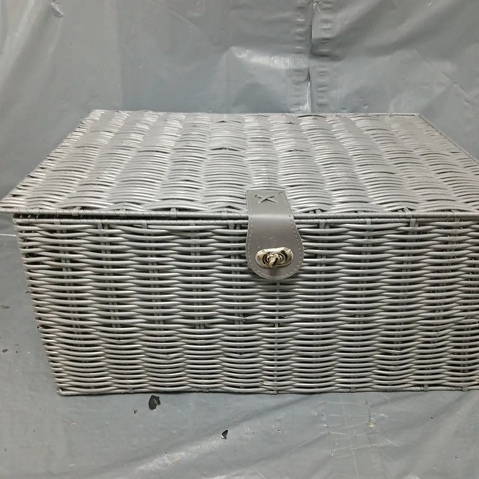 ARPAN GREY WICKER BASKET WITH LOCK 
