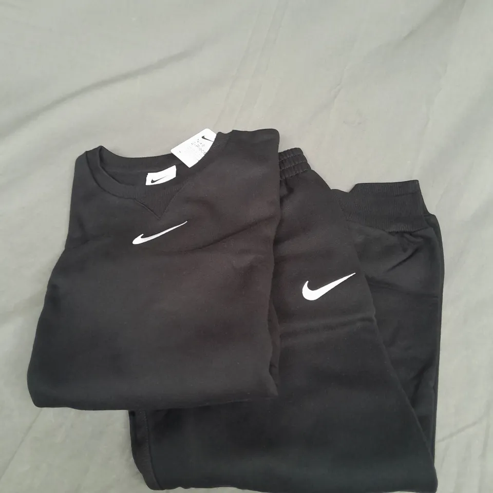 NIKE 2PCE SWEAT SET IN BLACK SIZE 6-7YRS