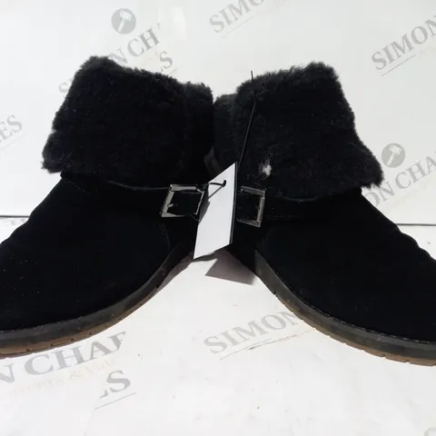 PAIR OF EMU AUSTRALIA "OXLEY" LEATHER BOOTS - UK SIZE 4 IN BLACK