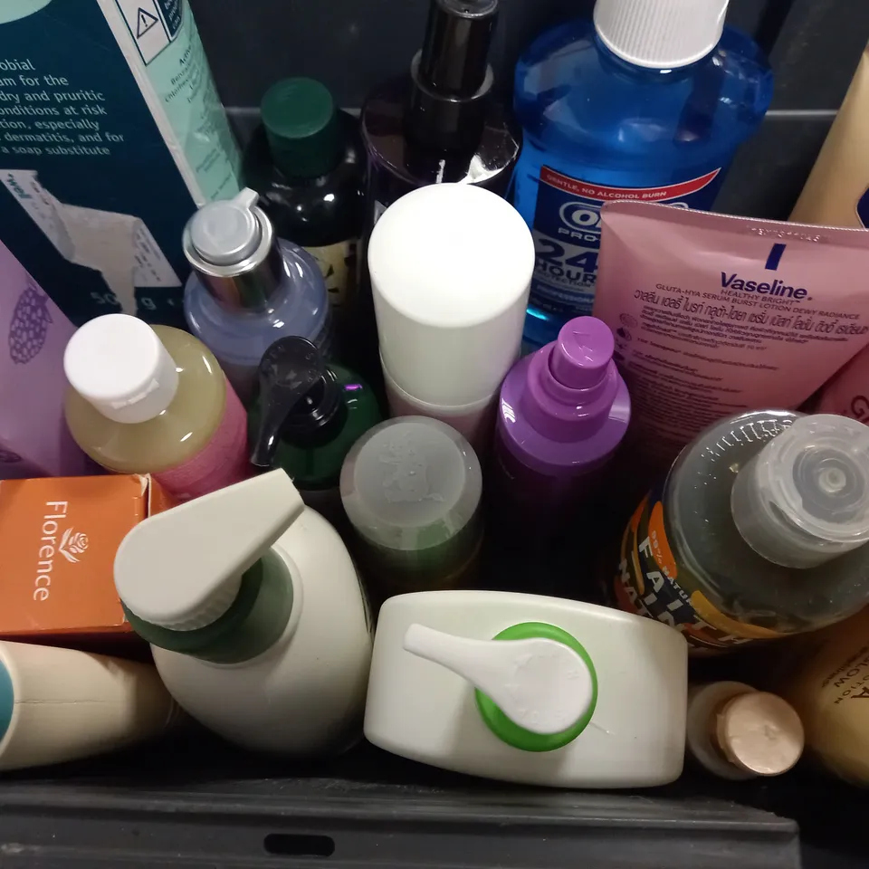 BOX OF APPROX 15 ASSORTED HEALTH AND BEAUTY ITEMS TO INCLUDE - DERMOL CREAM - MANSCAPED BODYWASH - THE BODY SHOP GINGER SCALP CARE ETC