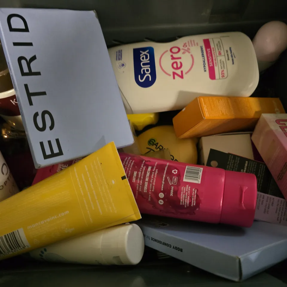 APPROXIMATELY 15 ASSORTED HEALTH & BEAUTY ITEMS TO INCLUDE - SANEX ZERO , HEAD AND SHOULDERS DERMA ETC