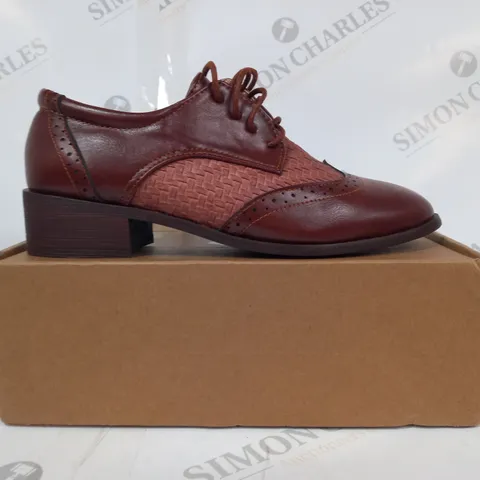 BOXED PAIR OF DESIGNER LEATHER LACE UP SHOES IN BROWN EU SIZE 36