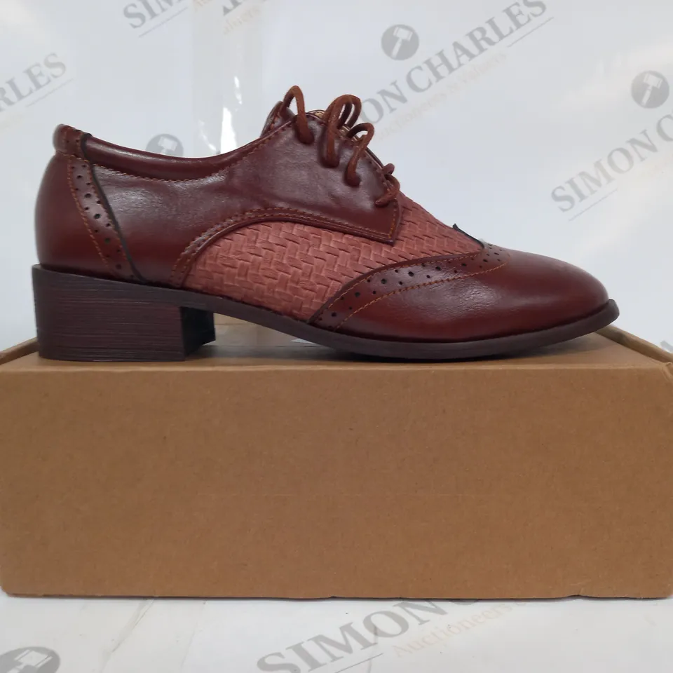 BOXED PAIR OF DESIGNER LEATHER LACE UP SHOES IN BROWN EU SIZE 36