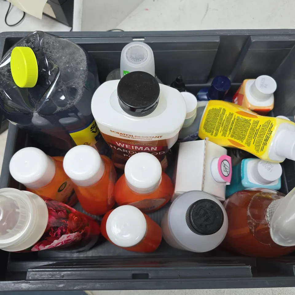 APPROXIMATELY 15 ASSORTED HOUSEHOLD LIQUID PRODUCTS TO INCLUDE SHARK VACMOP CLEANER, WEIMAN HARDWOOD FLOOR POLISH, ENVIL CHLORINE KLEAR, ETC