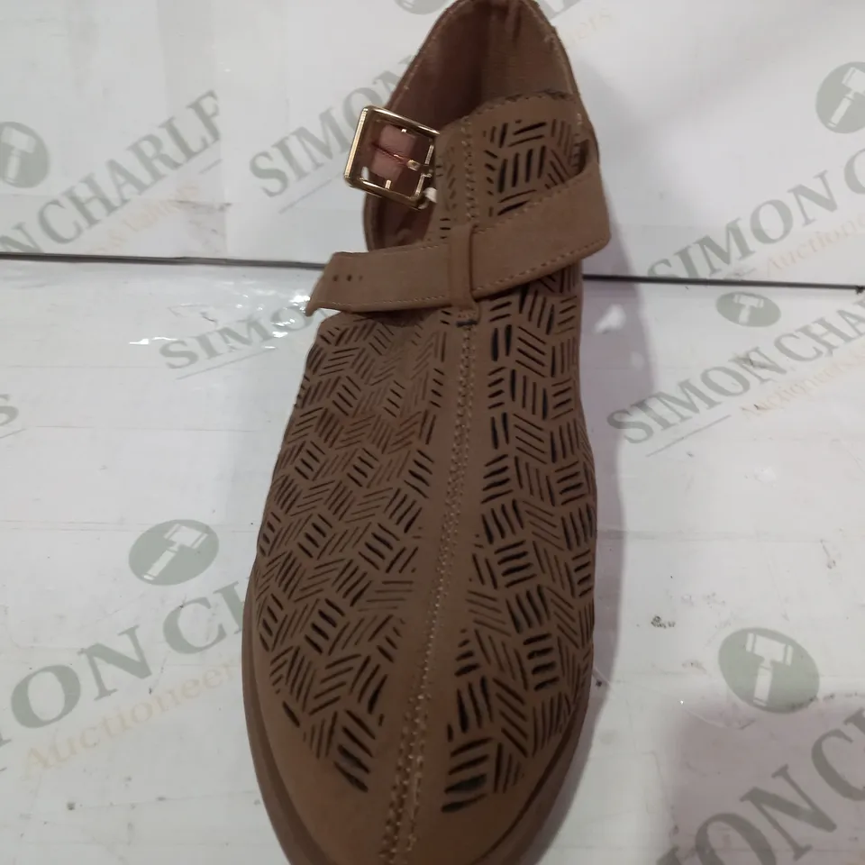 PAIR OF BELLA VITA LOW HEEL SHOES IN BROWN SIZE 7.5