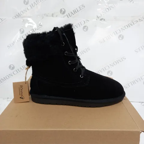BOXED BONOVA SHEEP SKIN FUR CUFF BLACK BOOTS - SIZE 8