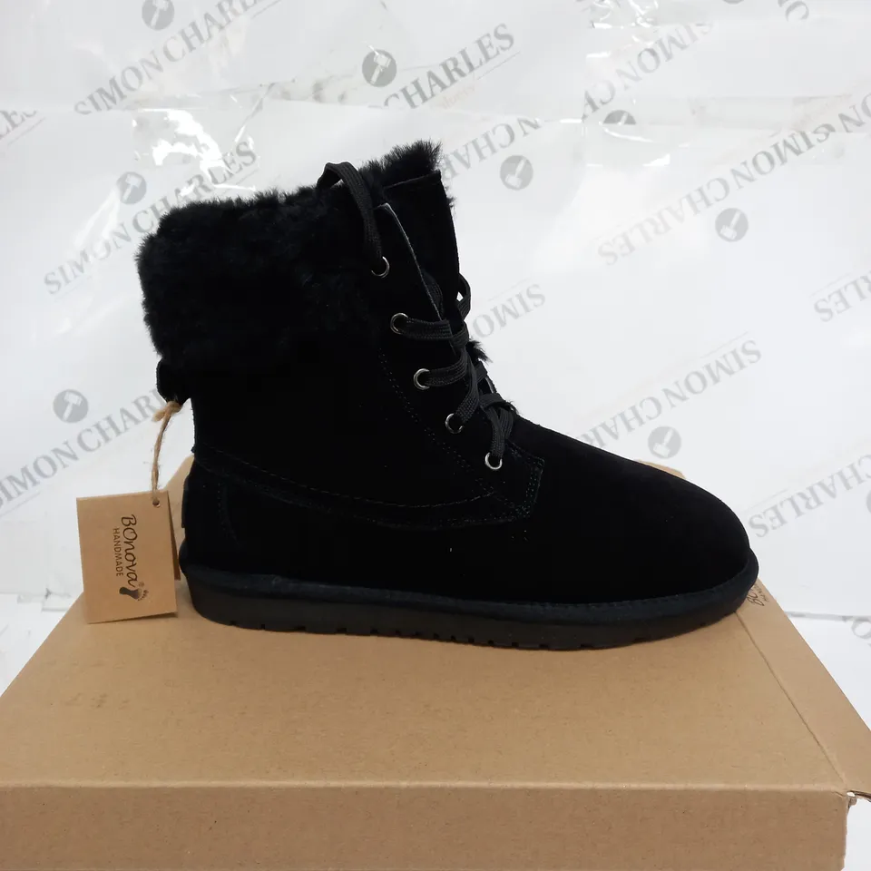 BOXED BONOVA SHEEP SKIN FUR CUFF BLACK BOOTS - SIZE 8