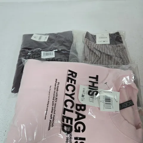 APPROXIMATELY 15 ASSORTED CLOTHING ITEMS IN VARIOUS SIZES, COLOURS & STYLES
