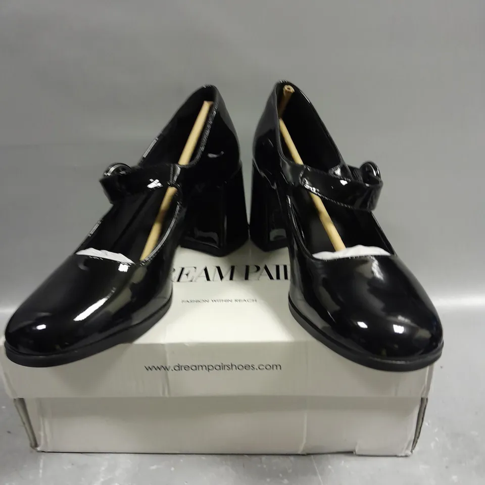 BOXED PAIR OF DREAM PAIRS MID RISE SHINY BLACK SHOES - 5