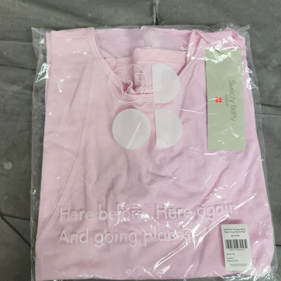 BAGGED SWEATY BETTY SOFT FLOW STRAPPY BACK BOXY LONG SLEEVE TOP IN PINK - MEDIUM