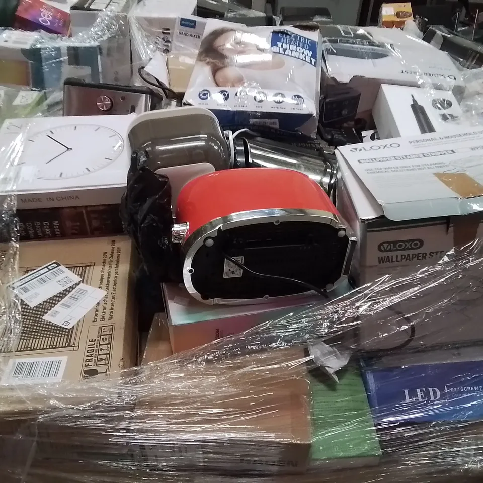 PALLET CONTAINING A LARGE QUANTITY OF ELECTRICAL PRODUCTS TO INCLUDE;TURNTABLE,DESK LAMP,LAVA LAMP 
