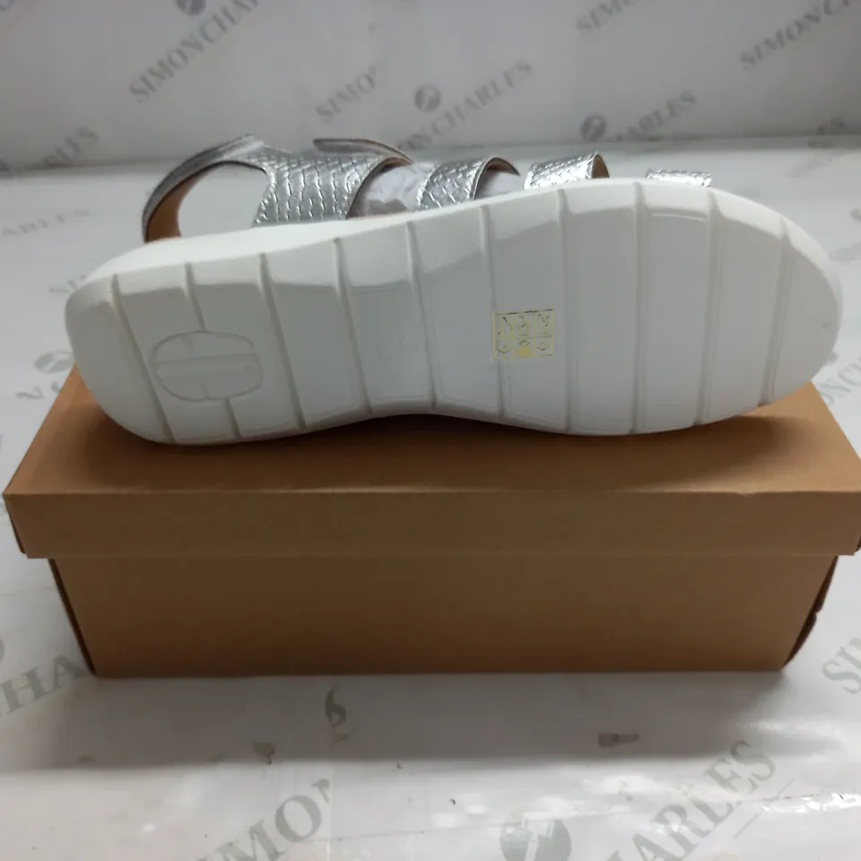 BOXED PAIR OF CUSHION WALK ONE TOUCH CLOSE SANDALS IN SILVER - SIZE 7