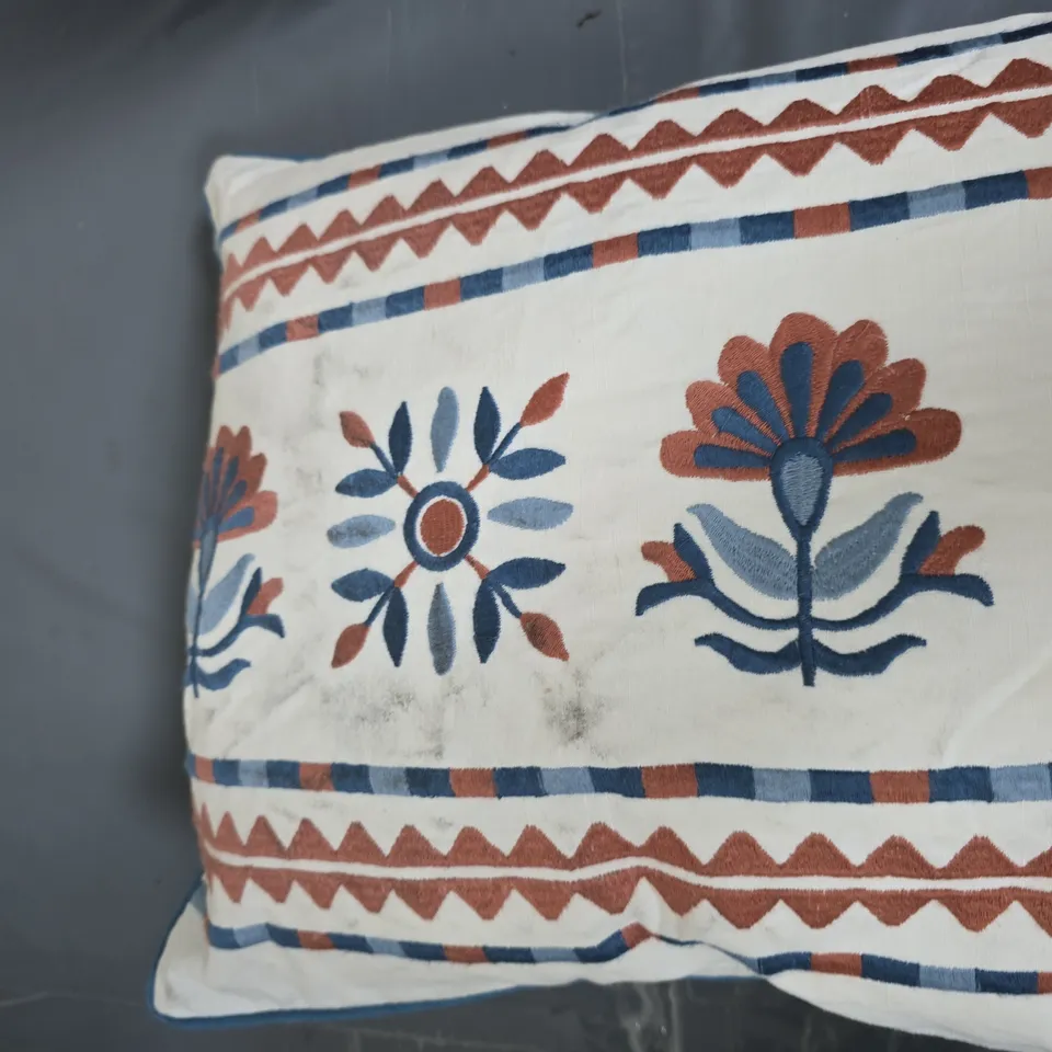DECORATIVE CUSHION PILLOW WITH WHITE FABRIC AND BLUE-RED FLORAL GEOMETRIC PRINT