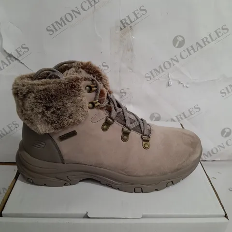 BOXED PAIR OF SKECHERS TREGO LACE UP FAUX FUR CUFF WATERPROOF BOOT TAUPE - SIZE 5.5