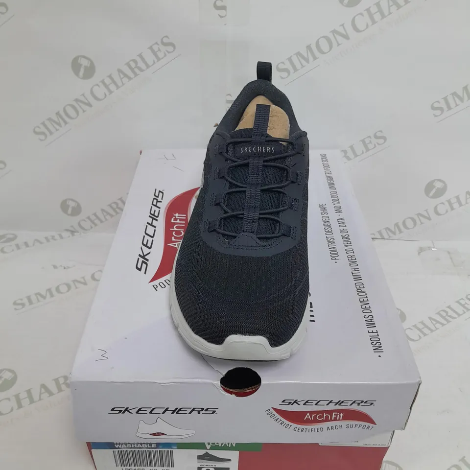 BOXED PAIR OF SKECHERS ARCH FIT VISTA BUNGEE TRAINERS IN NAVY SIZE 5