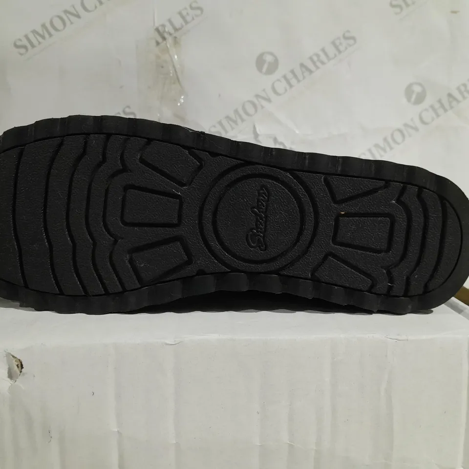 BOXED PAIR OF SKECHERS CABIN FEELS BOOTS BLACK SIZE 6