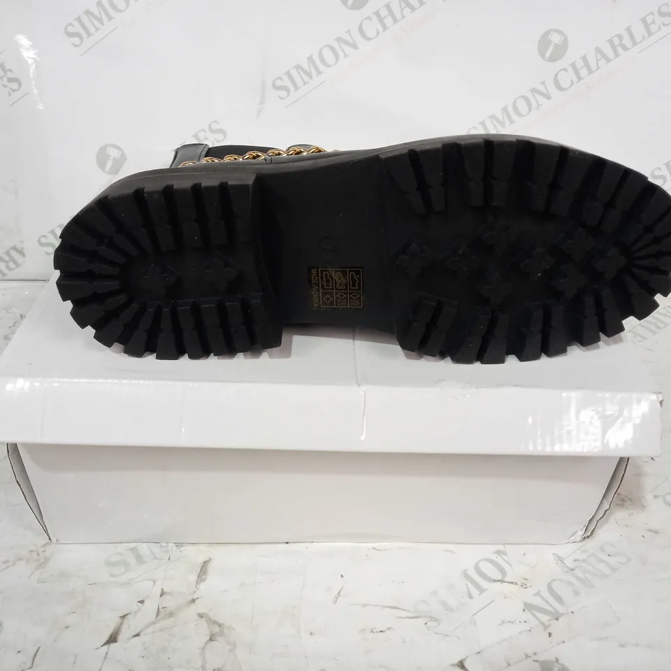 BOXED PAIR OF RETRO CHUNKY SIDE-ZIP BOOTS IN BLACK W. GOLD EFFECT CHAIN UK SIZE 7