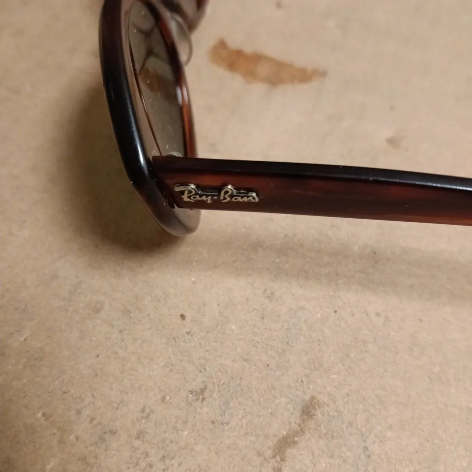 RAY BAN SUNGLASSES IN CASE