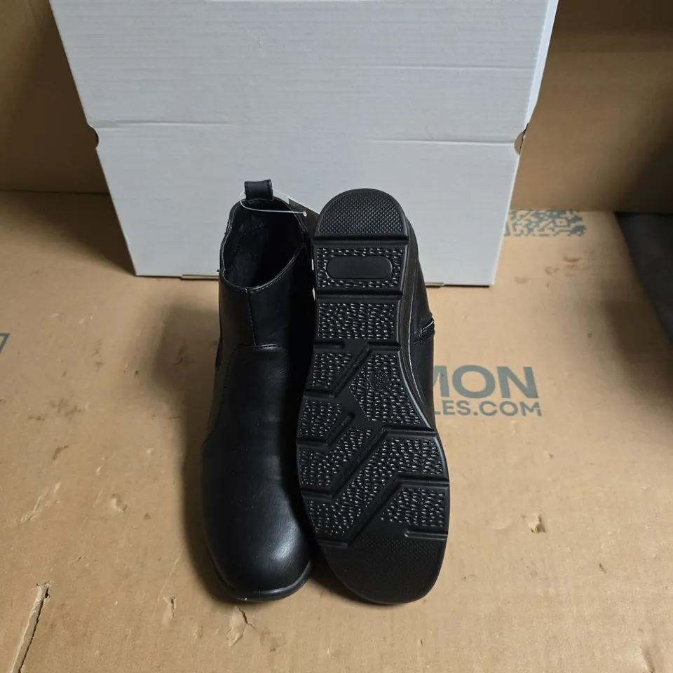 BLACK LEATHER CHELSEA BOOTS – WOMEN'S - UK SIZE 5