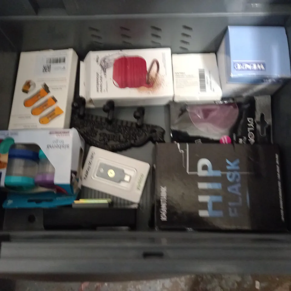 LOT OF ASSORTED HOUSEHOLD ITEMS TO INCLUDE INDOOR THERMOMETER, MEMORY CARD STAORAGE AND LASER POINTER