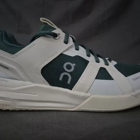 PAIR OF ON OYSTER TENNIS SHOES IN WHITE/GREEN UK SIZE 9