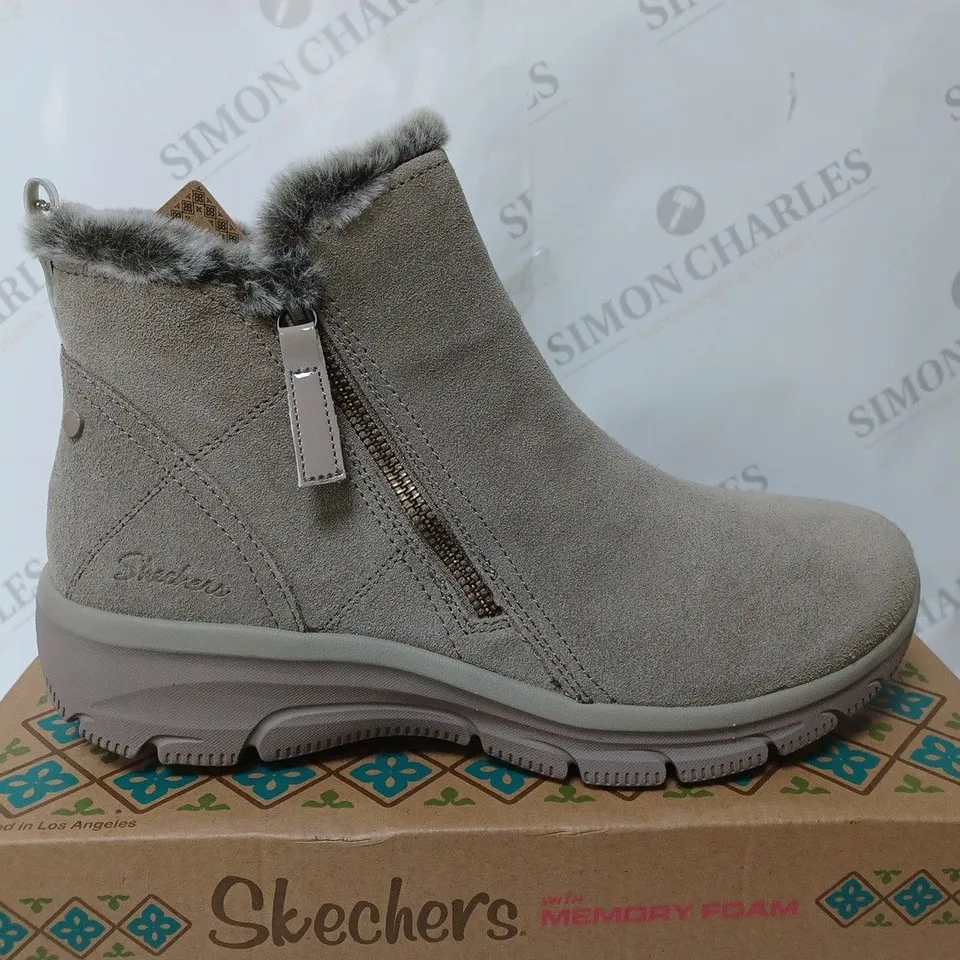 SKECHERS EASY GOING HIGH ZIP BOOT, MUSHROOM, UK 6