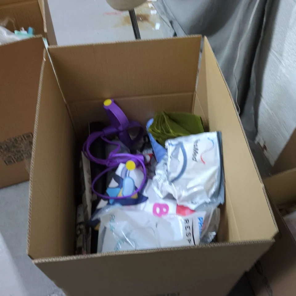 ASSORTED SPORTS & FITNESS ACCESSORIES: PURPLE SKIPPING ROPE AND BLUE FOAM ROLLER (VERIFY MODEL) BOX OF HOUSE HOLD ASSORTED GOODS.