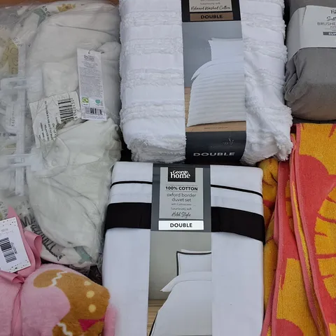 LOT OF ASSORTED HOME FABRIC ITEMS TO INCLUDE DUVET SETS, TOWELS AND BABY BAGS