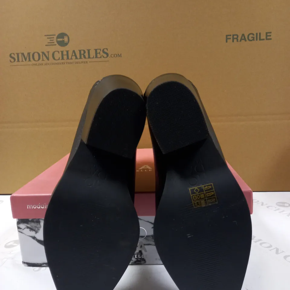 MODA IN PELLE KEENO ANKLE BOOTS SIZE 7