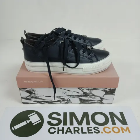 BOXED PAIR OF MODA IN PELLE BAGNOL CHUNKY SOLE LACE UP TRAINERS IN NAVY - SIZE 40