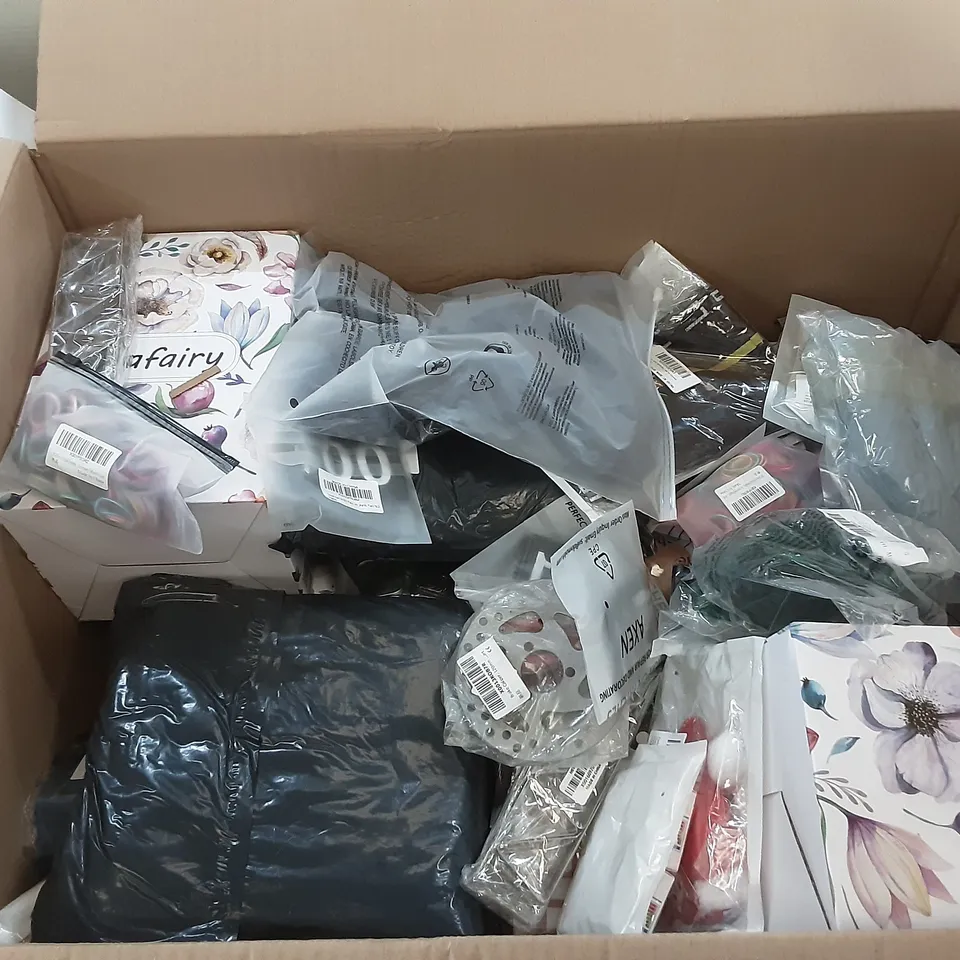 PALLET OF ASSORTED HOMEWARE ITEMS TO INCLUDE WAX MELTERS, GARDEN TOOLS, BOXER SHORTS ETC
