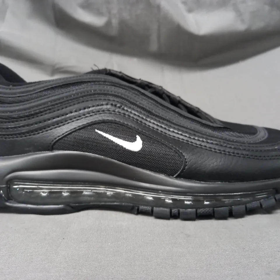 PAIR OF NIKE SHOES IN BLACK UK SIZE 9