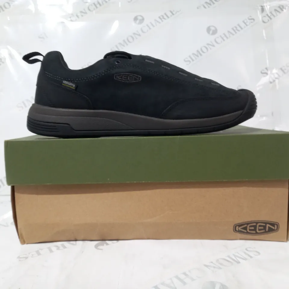 BOXED PAIR OF KEEN JASPER II SHOES IN BLACK UK SIZE 10.5