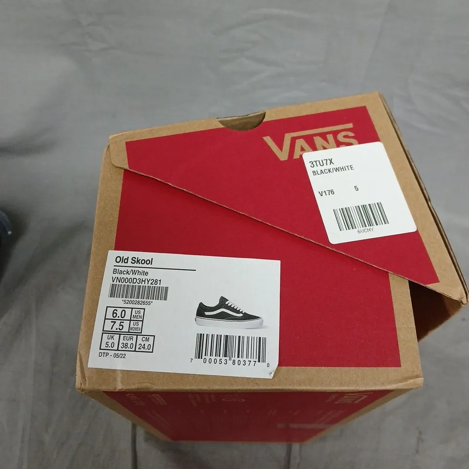 BOXED PAIR OF VANS OLD SKOOL BLACK/WHITE SNEAKERS – UK 5.0