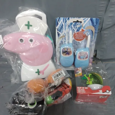 APPROXIMATELY 15 ASSORTED TOY PRODUCTS TO INCLUDE WALKIE TALKIES, PEPPA PIG NURSE SET, CLIP N GO BALL ETC 