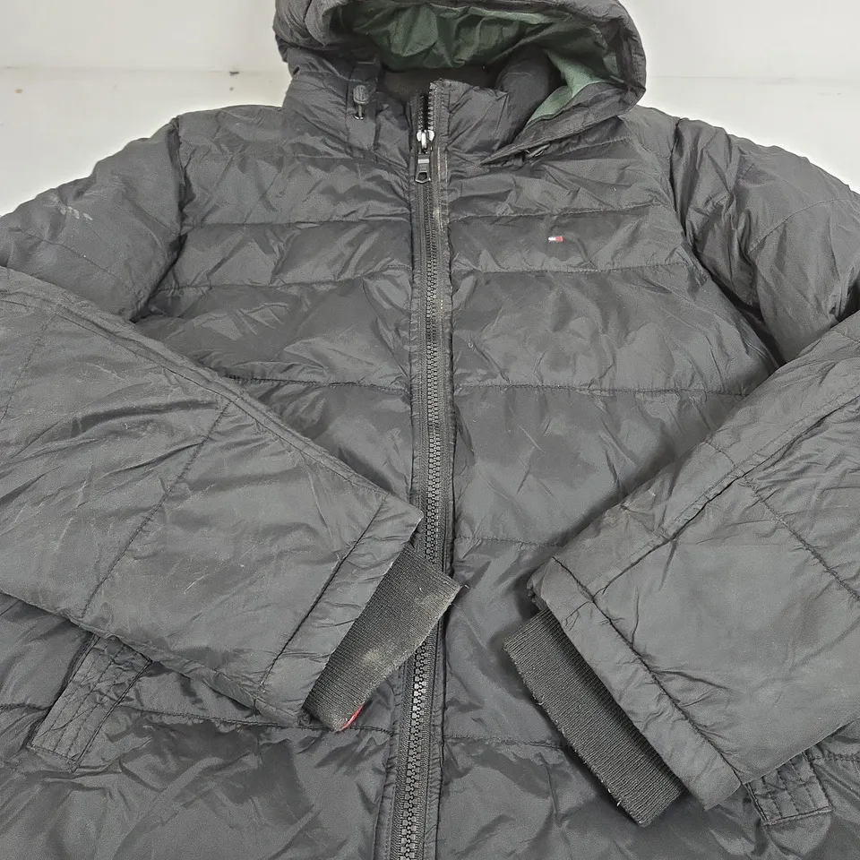 TOMMY HILFIGER HOODED PUFFER JACKET – SIZE LARGE