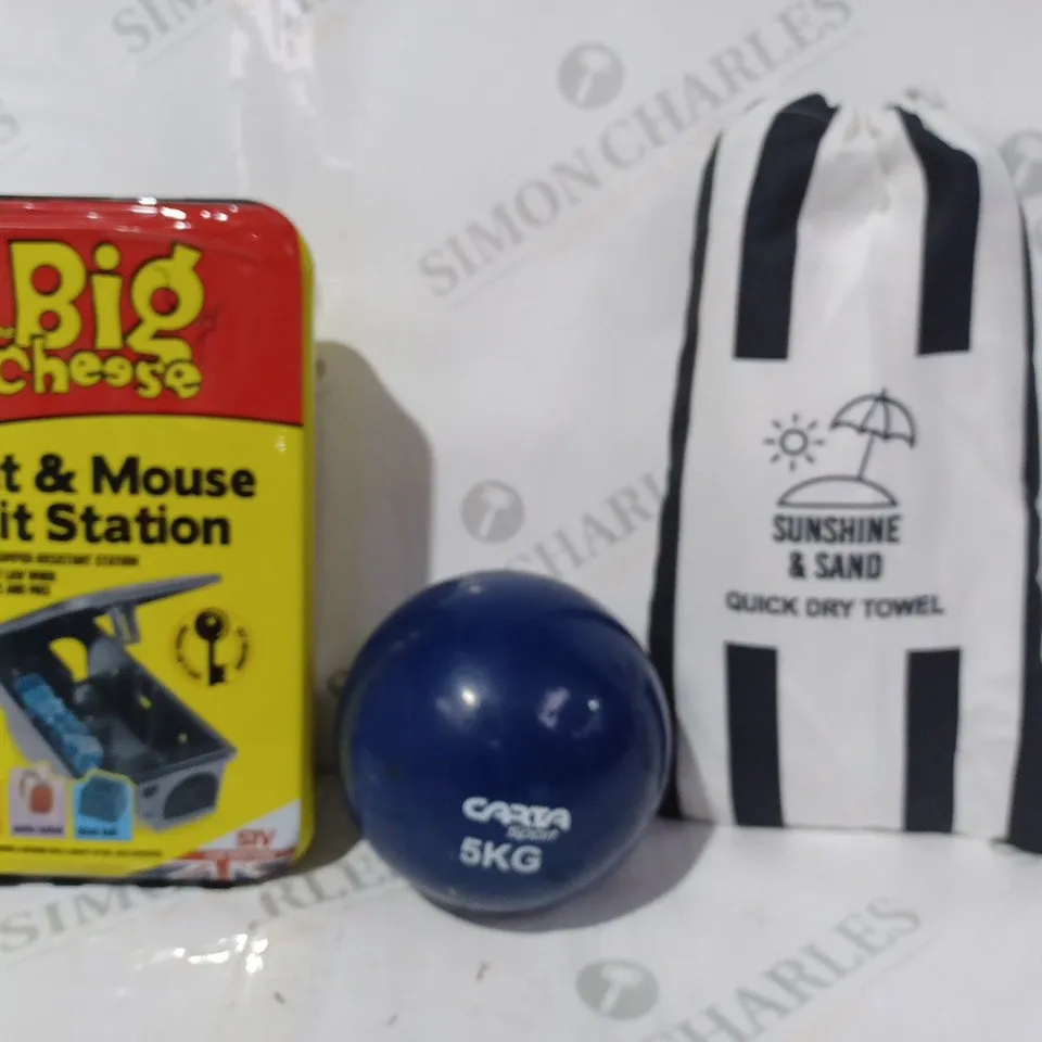 BOX OF APPROXIMATELY 15 ASSORTED HOUSEHOLD ITEMS TO INCLUDE BIG CHEESE RAT & MOUSE BAIT STATION, CARTA SPORT 5KG BALL, SUNSHINE & SAND QUICK DRY TOWEL, ETC