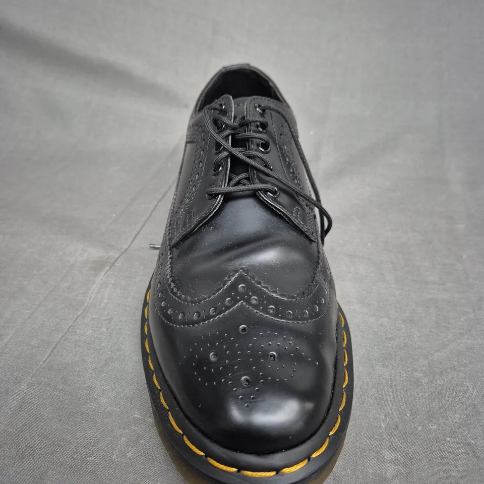 PAIR OF DR.MARTINS 3989 SMOOTH LEATHER UNISEX BROGUE SHOES - UK SIZE 8