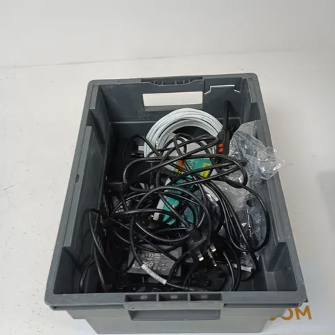 TOTE OF APPROXIMATELY 10 ASSORTED ITEMS TO INCLUDE: EE ROUTER 