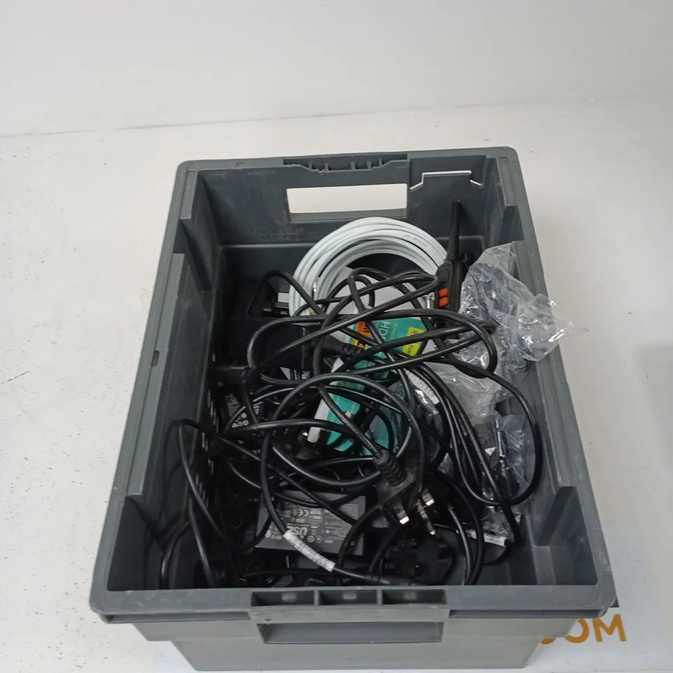 TOTE OF APPROXIMATELY 10 ASSORTED ITEMS TO INCLUDE: EE ROUTER 