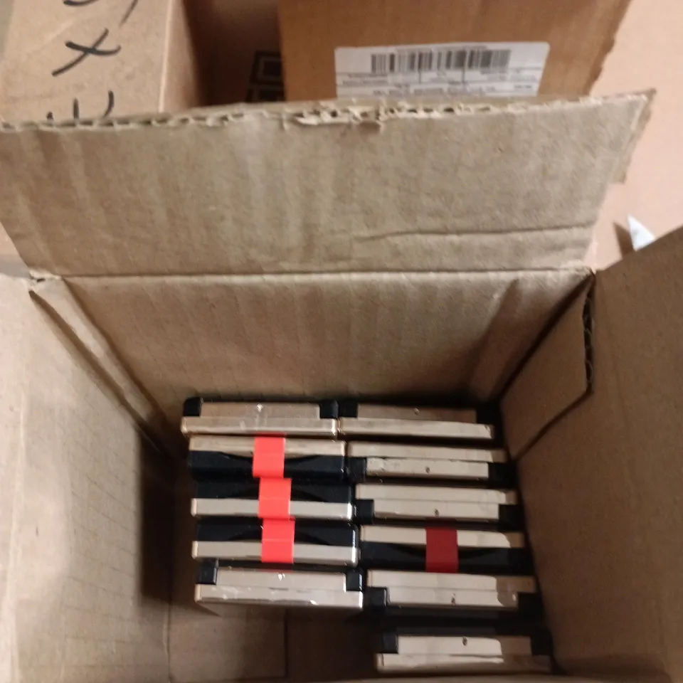 BOX OF APPROXIMATELY 12 L'OREAL COLOUR RICHE LA PALETTE LIPSTICK PALETTES RED