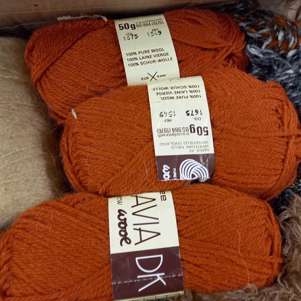 LARGE QUANTITY OF ASSORTED KNITTING STRING