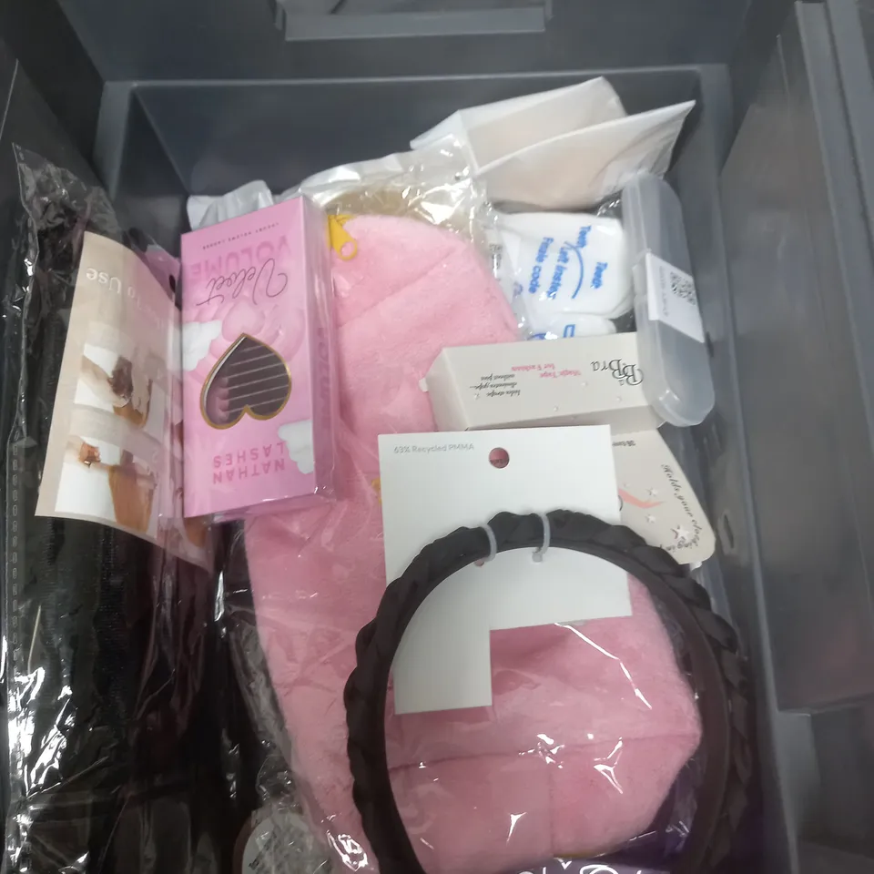 APPROXIMATELY 20 ASSORTED COSMETIC PRODUCTS TO INCLUDE TED BAKER COSMETICS BAG, NIVEA CREME AND TROPIC CLEANSER
